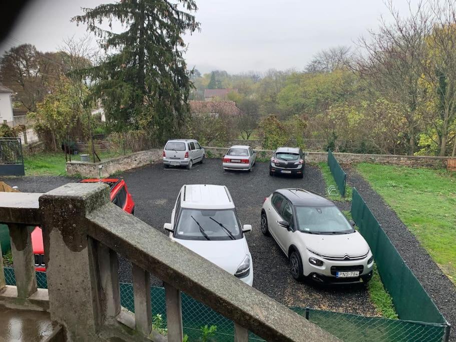 Parokia Apartman Es Coworking A Balaton Mellett Kaptalantoti Exterior foto